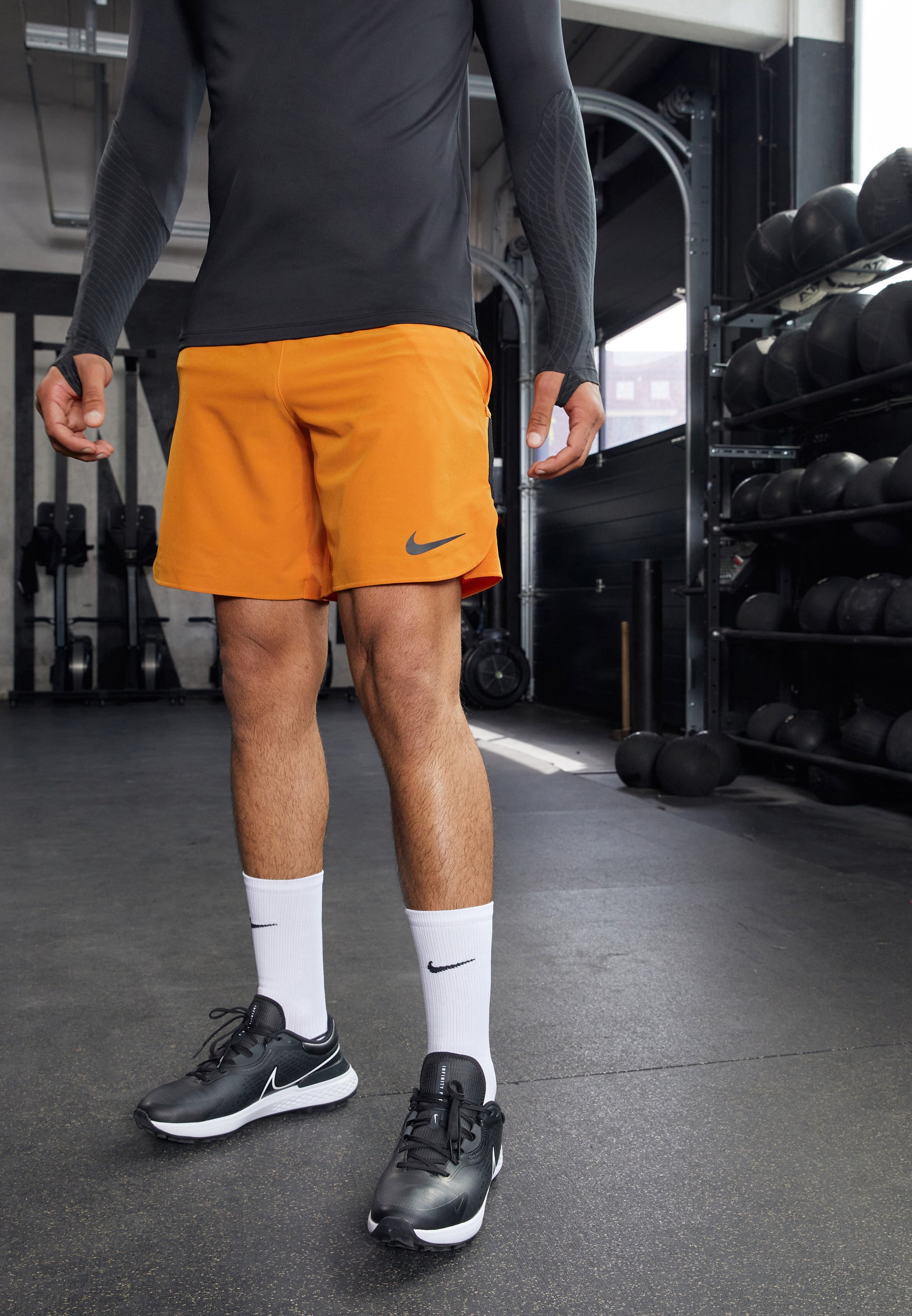 Nike Pantalón corto de deporte - monarch/black/naranja - .es