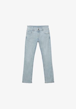 Světle modré džínové kalhoty s rovným střihem nohou, dvěma předními knoflíky, poutky na pásek a pěti kapsami, rozložené na bílém pozadí.