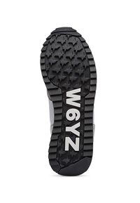 Suola di scarpa in gomma con battistrada a motivo stella, caratterizzata da un audace marchio "W6YZ" in bianco, un accento nero e una superficie testurizzata per una maggiore aderenza.