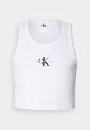 Biely bavlnený crop top s okrúhlym výstrihom, ktorý má viacfarebný logo "Calvin Klein Jeans" a výrazné "CK" v čiernej farbe.