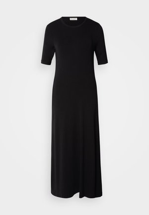 Crna maksi haljina od mekanog materijala, s kratkim rukavima, okruglim izrezom i slobodnim krojem. Nema vidljivih uzoraka ili akcenata.