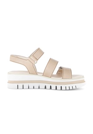 Beige platform sandaal met drie brede banden en een witte, stevige rubberen zool, ontworpen voor casual gebruik.