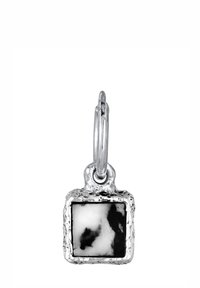Pendentif en argent avec une finition texturée, arborant une pierre carrée noire et blanche. Le design inclut un fermoir pour l'attache.