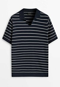 Polo bleu marine à manches courtes avec fines rayures blanches horizontales et col en V sur fond blanc.
