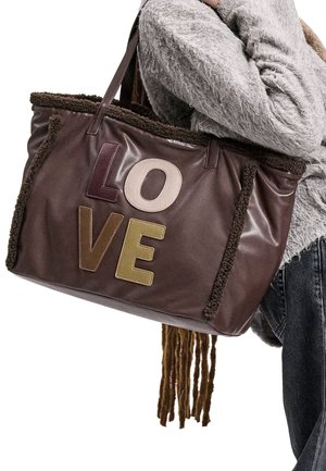 Borsa tote in pelle marrone con bordo lavorato, decorata con lettere colorate "LOVE" in tonalità variegate.