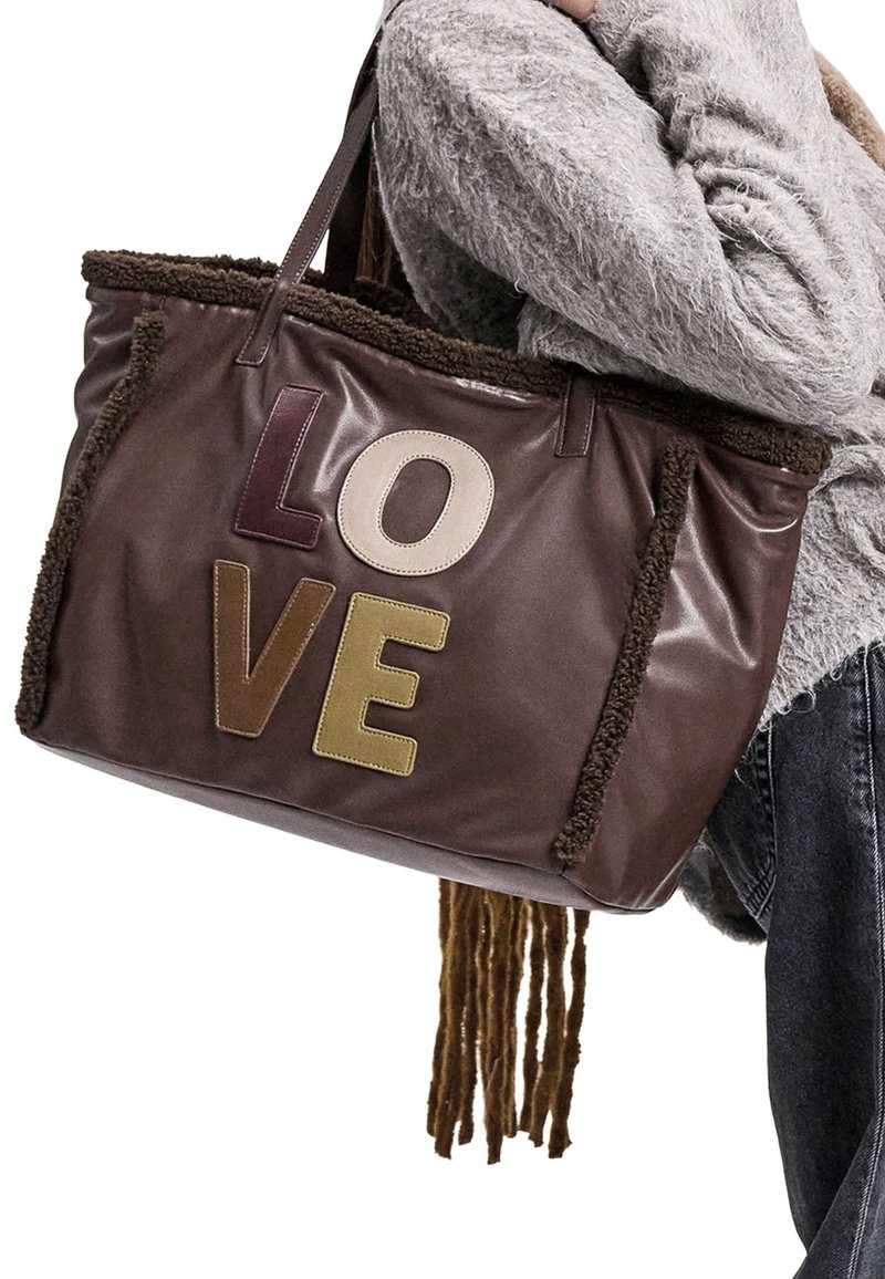 Borsa tote in pelle marrone con bordo lavorato, decorata con lettere colorate "LOVE" in tonalità variegate.