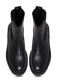 Botas de tobillo de cuero negro con una superficie lisa y brillante, paneles laterales elásticos y tiradores para facilitar su colocación. Punta redonda y suela plana.