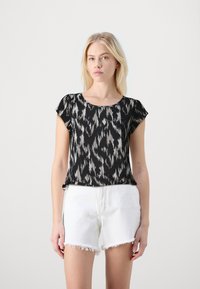 Zwart en grijs gemêleerd t-shirt met korte mouwen en een ronde halslijn, gecombineerd met witte shorts met een rafelige zoom. Soepele stof, relaxte pasvorm.