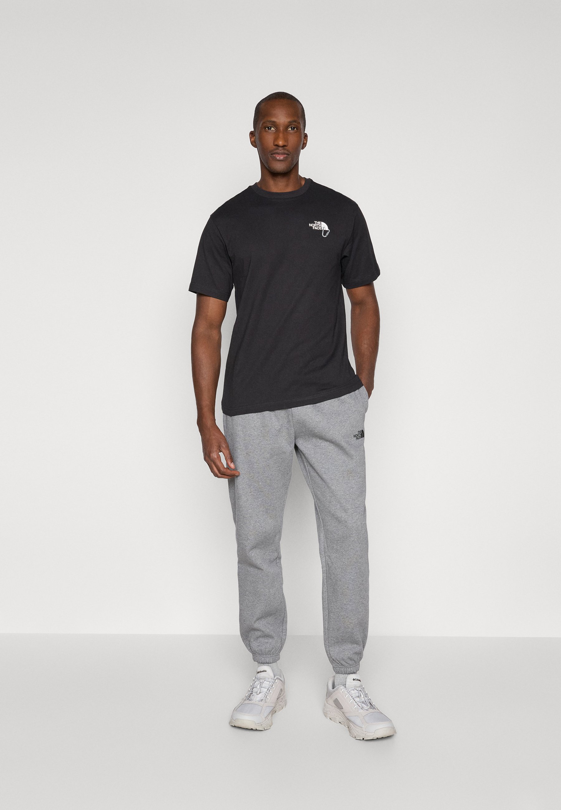 ★ドイツ発*THE NORTH FACE*新作*Explore Carabiner Tシャツ/G★ The North Face EXPLORE CARABINER RELAXED TEE UNISEX - T