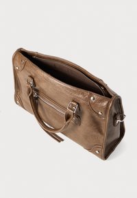 Braune Lederhandtasche mit strukturiertem Finish, ausgestattet mit einem oberen Reißverschluss, einer Außenreißverschlusstasche und silbernen Hardware-Details.
