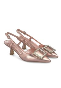 Tacchi slingback in metallo rosa con punte appuntite, piccoli tacchi a blocco e fibbie quadrate decorate con strass trasparenti.