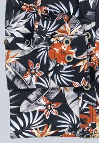 Kurzarmhemd aus schwarzem Stoff mit einem lebhaften Blumen- und Blattmuster in Orange, Weiß und Grau. Verfügt über Knöpfe und mehrere Taschen.
