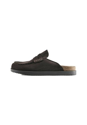 Tmavohnedý semišový slip-on mokasín s šitím v štýle moc toe, nízkoprotišmykovou podrážkou a čiastočne odhaleným korkovým podpätkom stielky.