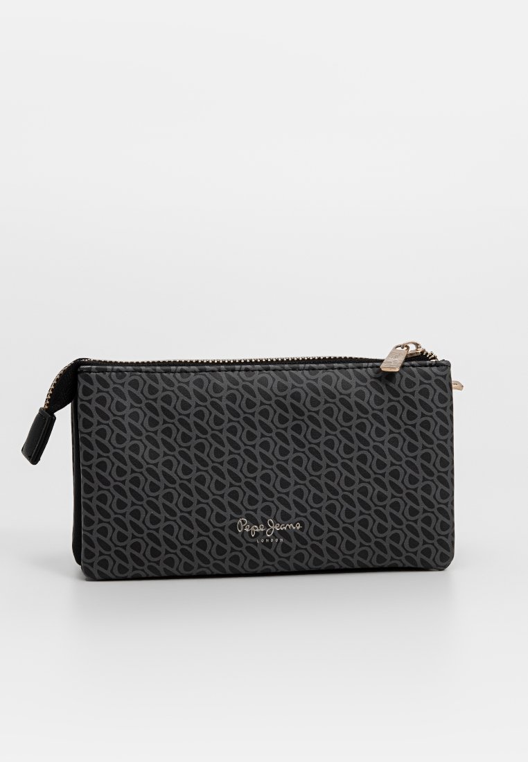 Fodera nera con zip realizzata in materiale testurizzato, caratterizzata da un sottile motivo geometrico. Accentuata da un logo dorato sulla parte frontale.