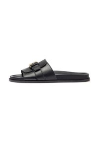Zwarte leren slip-on sandaal met een brede band en een goudkleurige gespaccent, met een geprofileerde voetbed, ontworpen voor comfort en casual gebruik.