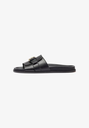 Zwarte leren slip-on sandaal met een brede band en een goudkleurige gespaccent, met een geprofileerde voetbed, ontworpen voor comfort en casual gebruik.