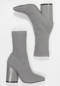 Public Desire Botines de tacón - grey