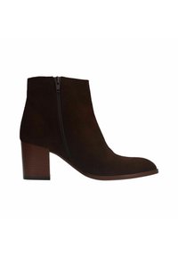 Braune Wildleder-Ankle Boots mit runder Zehenpartie, seitlichem Reißverschluss und Blockabsatz. Glatte Textur und schlankes Profil mit minimaler Ausstattung.