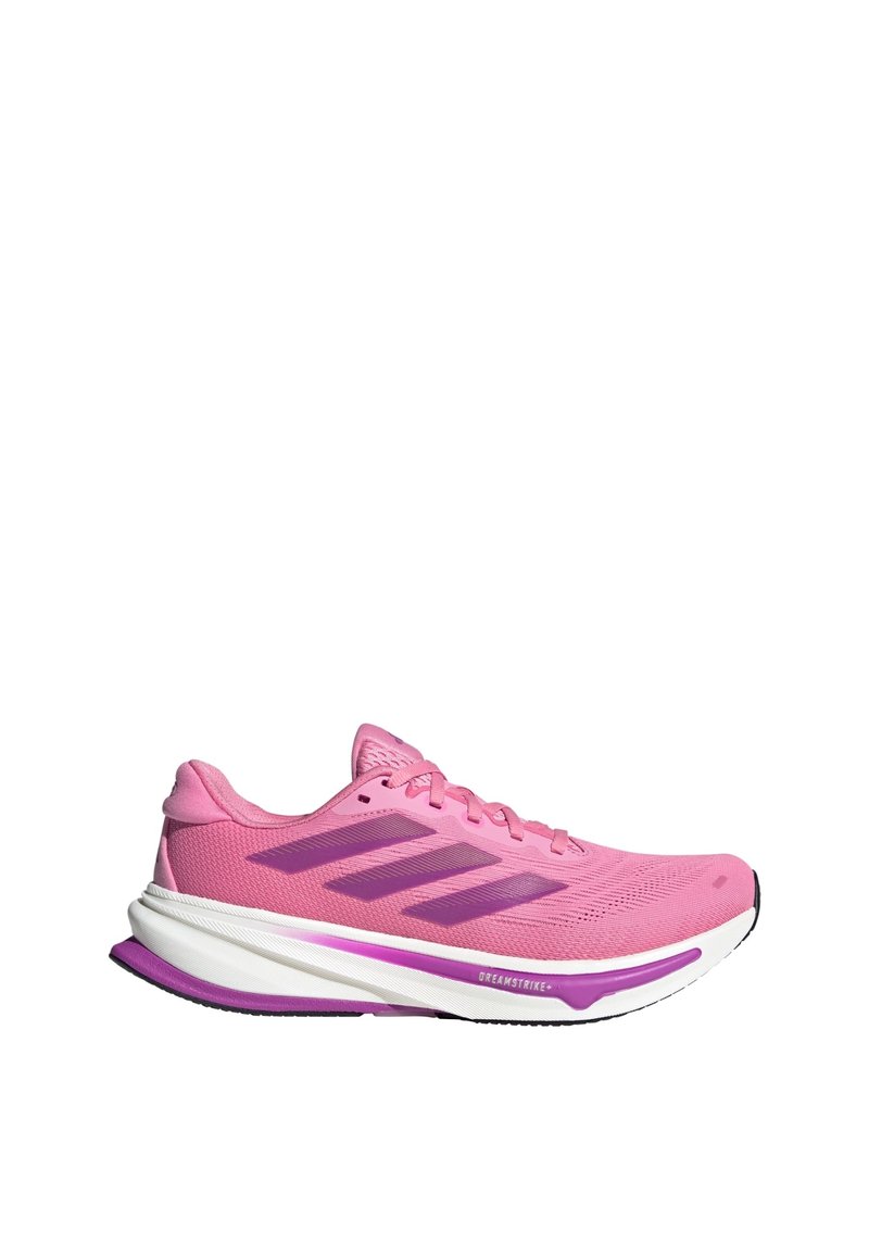 Chaussure de sport rose avec une tige en mesh, ornée d'accents et de rayures violettes, d'une semelle rembourrée et d'un design épuré et aérodynamique.