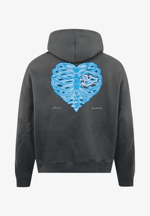 Dunkelgrauer Hoodie mit großem blauem Rippenbogen-Grafik in Herzform und dem Text "island of heartbreaks" auf der Rückseite.