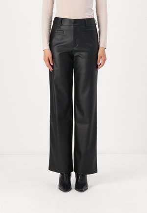 Zwarte neplederen wijde broek met hoge taille, voorzien van zijzakken en een sluiting met een knoop aan de voorkant. Gladde textuur.
