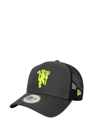 Casquette grise avec une visière incurvée, arborant un logo brodé vert vif et un dos en maille pour une meilleure respirabilité ; sangle réglable à l'arrière.