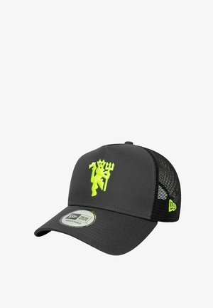 Grau gekappte Mütze mit einem geschwungenen Schirm, der ein leuchtend grünes gesticktes Logo und ein Netzrücken für Atmungsaktivität aufweist; verstellbarer Riemen hinten.