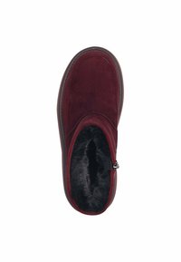 Stivale alla caviglia in suede bordeaux con un morbido rivestimento interno in pelliccia sintetica nera, chiusura con cerniera liscia e design con punta arrotondata.