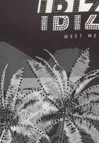Tejido negro con un estampado texturizado de hojas de palma, acentuado con remaches metálicos. El texto dice "IBIZA IDIZ" y "MEET ME."