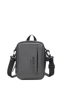 Zaino grigio rettangolare realizzato in materiale resistente; presenta una maniglia superiore, una tracolla regolabile e una tasca frontale con zip con logo.