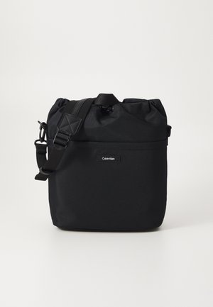 ESSENTIAL BUCKET - Rankinė per petį - black