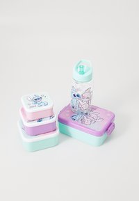 Set aus vier Lunchboxen und einer Wasserflasche. Boxen in pastellrosa, lila und mintgrün, mit Designs von Comicfiguren.