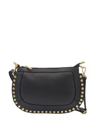 Sac en cuir noir à bandoulière avec des clous dorés le long des bords, doté d'une fermeture éclair et d'une sangle ajustable pour plus de polyvalence.