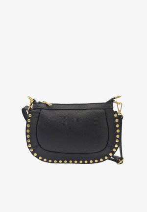 Sac en cuir noir à bandoulière avec des clous dorés le long des bords, doté d'une fermeture éclair et d'une sangle ajustable pour plus de polyvalence.