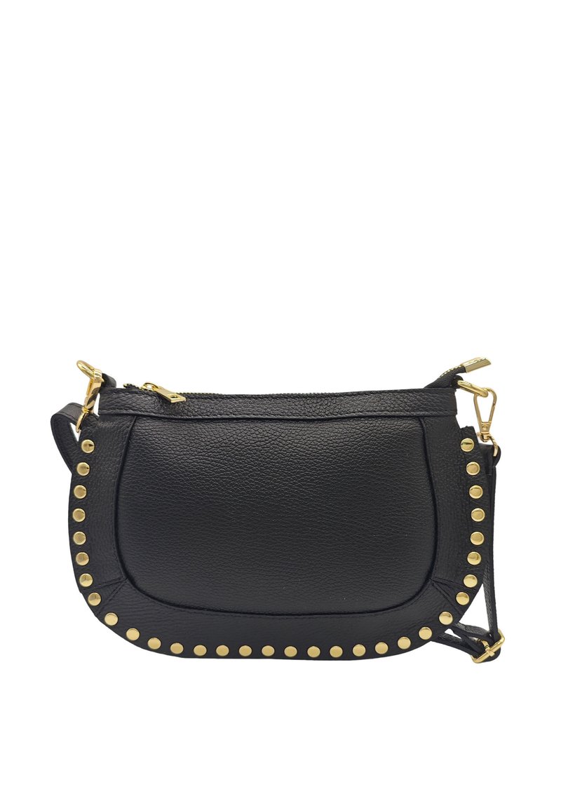 Sac en cuir noir à bandoulière avec des clous dorés le long des bords, doté d'une fermeture éclair et d'une sangle ajustable pour plus de polyvalence.