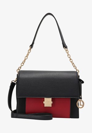Sac à main en cuir noir et rouge avec bandoulière chaîne dorée et fermoir carré doré, orné d'un porte-clés rond en or.