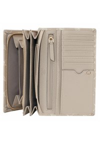 Il portafoglio beige presenta un'esterno testurizzato con hardware dorato, multiple fessure per carte, un compartimento con chiusura a zip e un interno liscio e foderato.