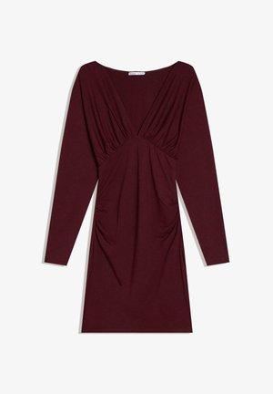 Dunkelburgunderrotes, langärmeliges Kleid mit tiefem V-Ausschnitt und gerafften Stoffdetails an Brust und Seiten, knielang.