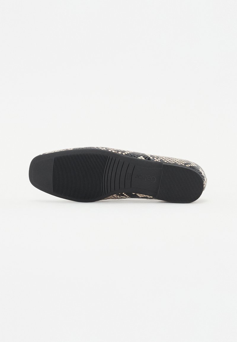 Scarpa ballerina in stampa serpente nera e beige con suola in gomma testurizzata e finitura semilucida. Presenta una punta rotonda e dettagli di cucitura discreti.