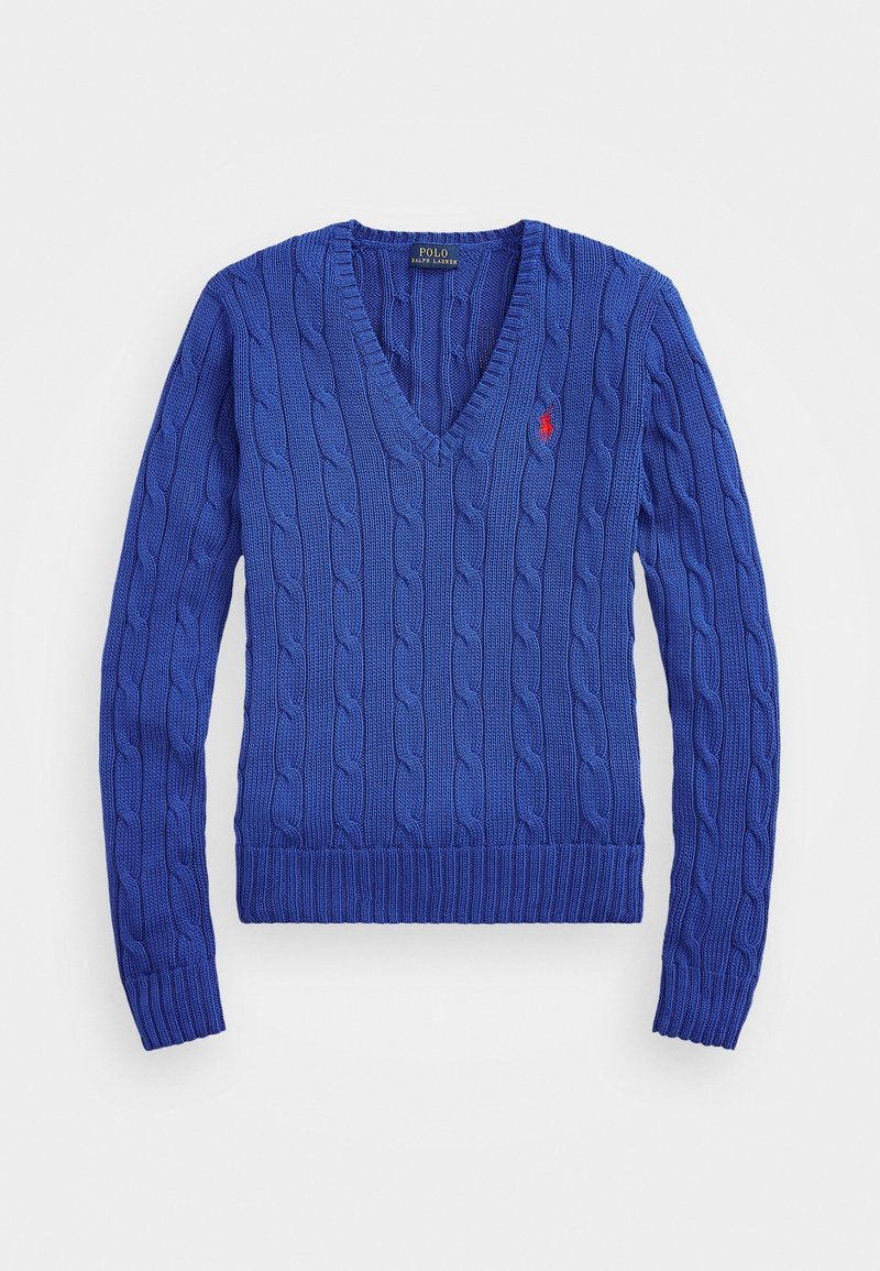 Blauer Zopfmuster-Pullover mit V-Ausschnitt, gerippten Bündchen und Saum, versehen mit einem kleinen roten Logo auf der Brust. Hergestellt aus strukturiertem Strickstoff.