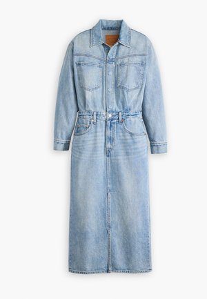 Lys blå denimkjole med lange ermer, knappelukking foran, to brystlommer og belte i midjen. Midtlengde design med rett snitt.