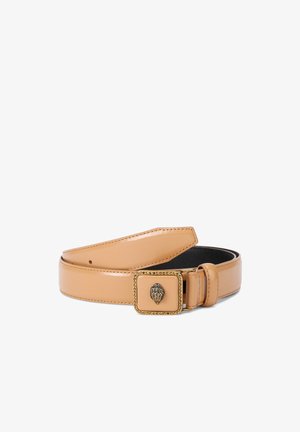 Lichtbruine leren riem met een vierkante gouden gesp met een klein gedetailleerd embleem in het midden, opgerold met zichtbare zwarte binnenvoering.