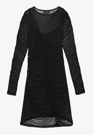 Abito nero a maniche lunghe con texture arricciata e dettagli a pois bianchi, realizzato in tessuto trasparente, con scollatura a barca e silhouette aderente.
