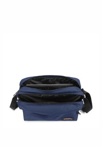 Borsa a tracolla blu navy con più scomparti, realizzata in tessuto resistente, con rivestimento nero e strap regolabile per la spalla.