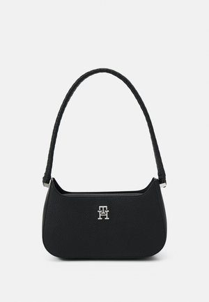 Schwarze Lederhandtasche mit strukturiertem Finish, geschwungener Form und geflochtenem Henkel; mit einem silbernen Logo auf der Vorderseite.
