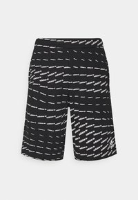 Pantaloni corti neri Adidas con un motivo a logo bianco ripetuto su tutta la superficie e una vita elastica.