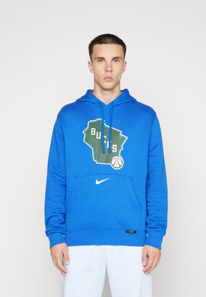Sudadera azul con un bolsillo tipo canguro, que presenta un gráfico del estado de Wisconsin, el texto "BUCKS" y el logotipo de Nike en el dobladillo. Textura de tela suave.