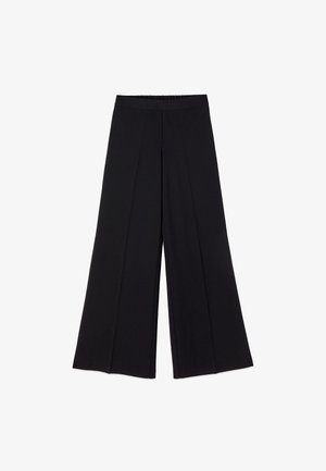 Pantalones negros de pierna ancha con cintura alta y pliegues frontales sutiles, colocados planos sobre un fondo blanco.