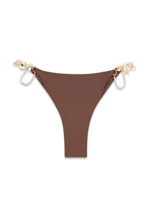 Bas de bikini marron avec des breloques dorées sur le thème de la mer et de petites chaînes de perles de chaque côté sur fond blanc.