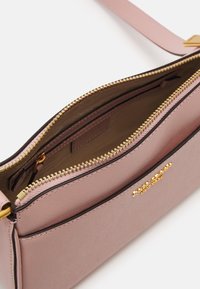 Borsa a spalla in pelle rosa con zip dorata, caratterizzata da una superficie liscia e un interno compartimentato. Marchio dorato sul davanti.